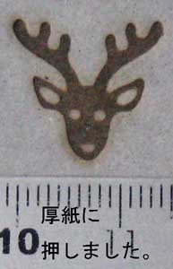 鹿の顔の焼印を紙へ